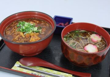 북산 (두부피 카레덮밥 +메밀) 1,100엔